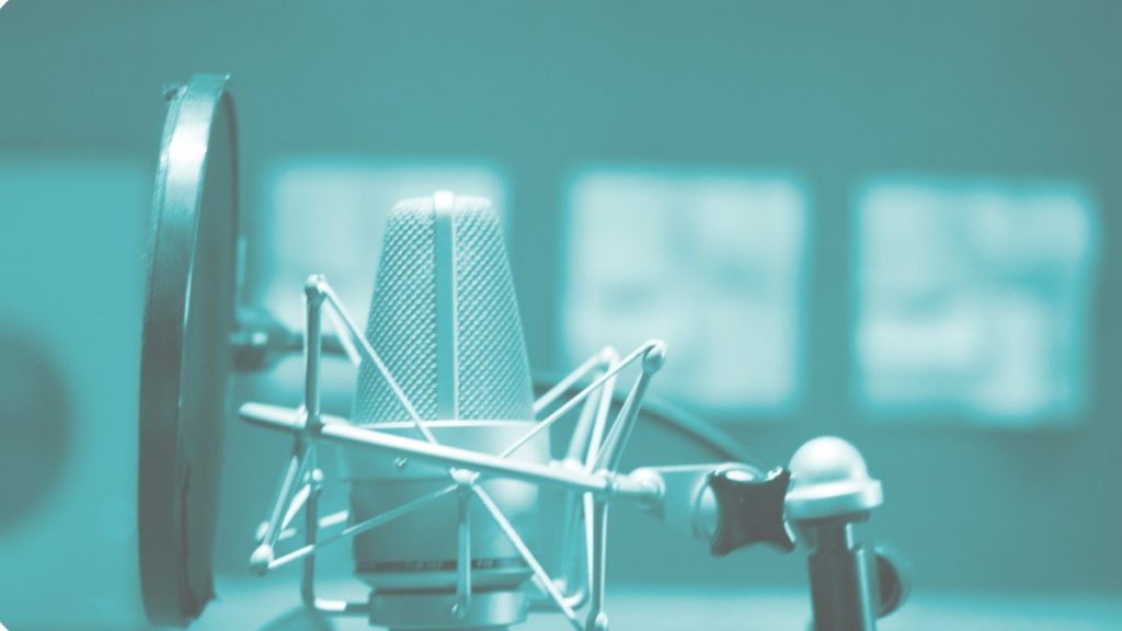 収音マイクとスタジオ